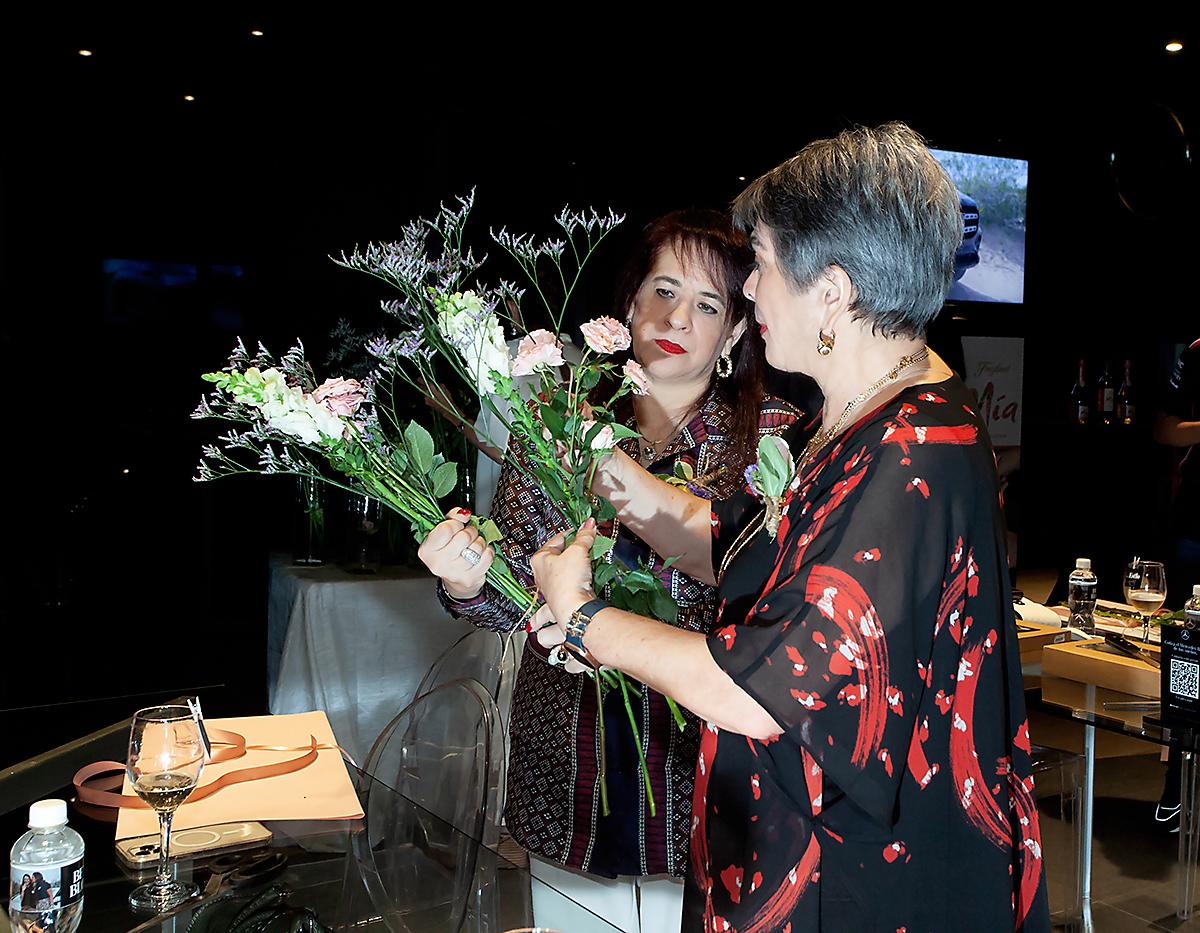 Johana Rosenthal y Linda Coello al momento de elaborar su arreglo floral.