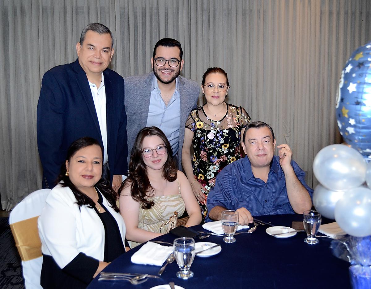 Janet Salgado, Enrique Ortez II, Andrea Erazo, Gabriel Ortez, Perla Otero y Giovanni Erazo.
