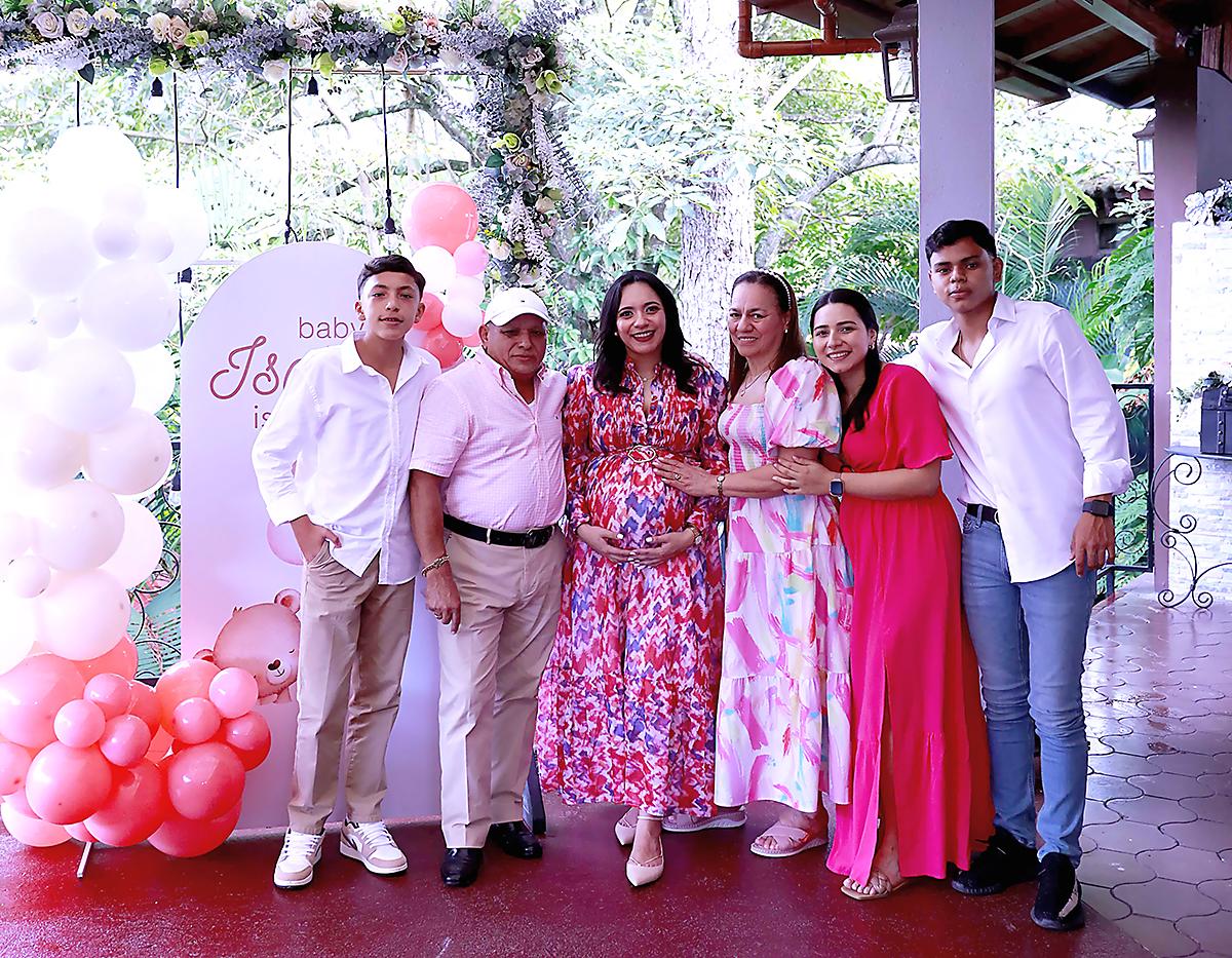 Diego Canales, Elias Canales, Lidieth Canales, Sandra Nuñez, Katherine Canales y Elias Canales.