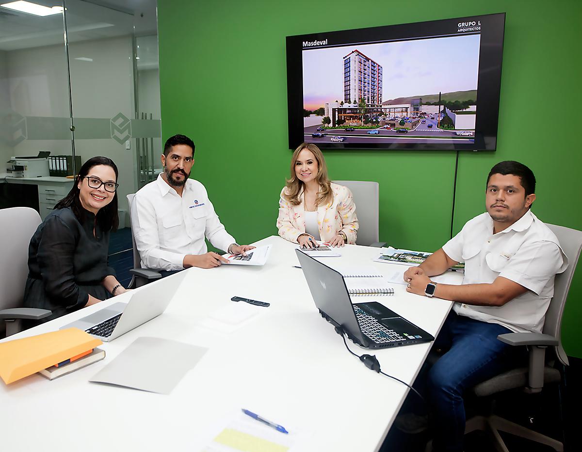 Claudia McNab, sub gerente de Cubic Meter con Fernando José Gandour de Rodio Swissboaring, Laura Blanco gerente general de Cubic Meter y Fabián Marín, supervisor de proyecto.