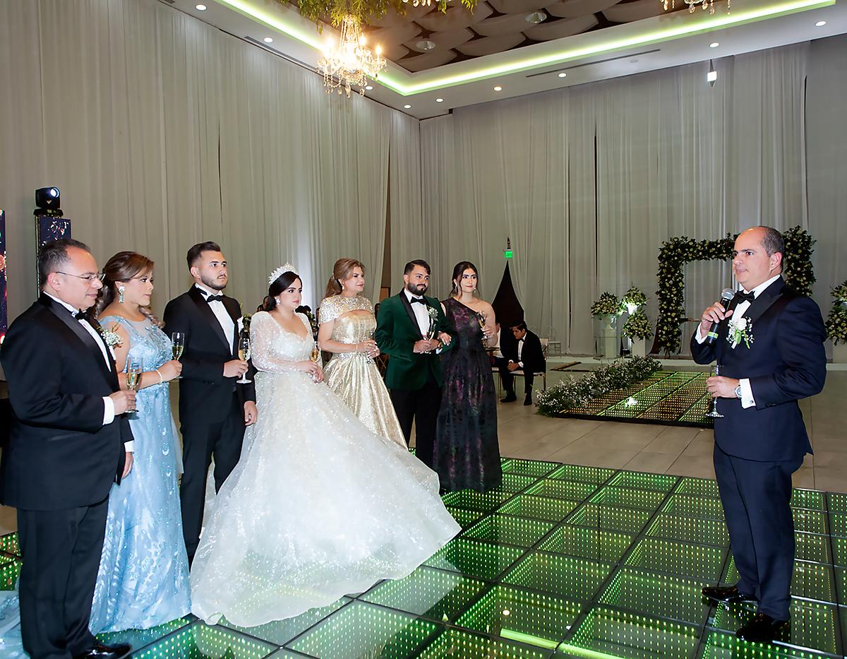 Richard Carrillo al momento de ofrecer el brindis por la felicidad de sus hijos Andrea y Orkhan.