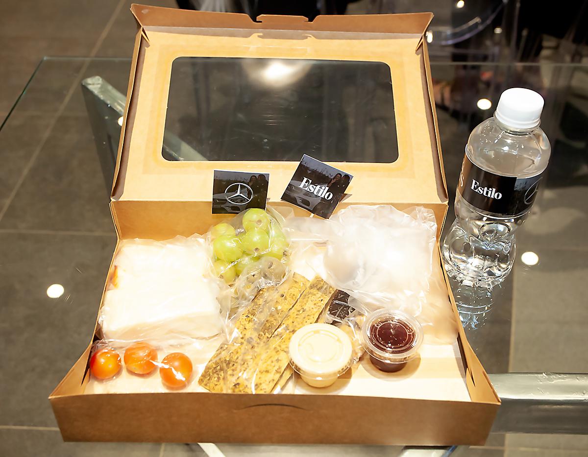 Caja con los ingredientes para armar la tabla de charcutería.