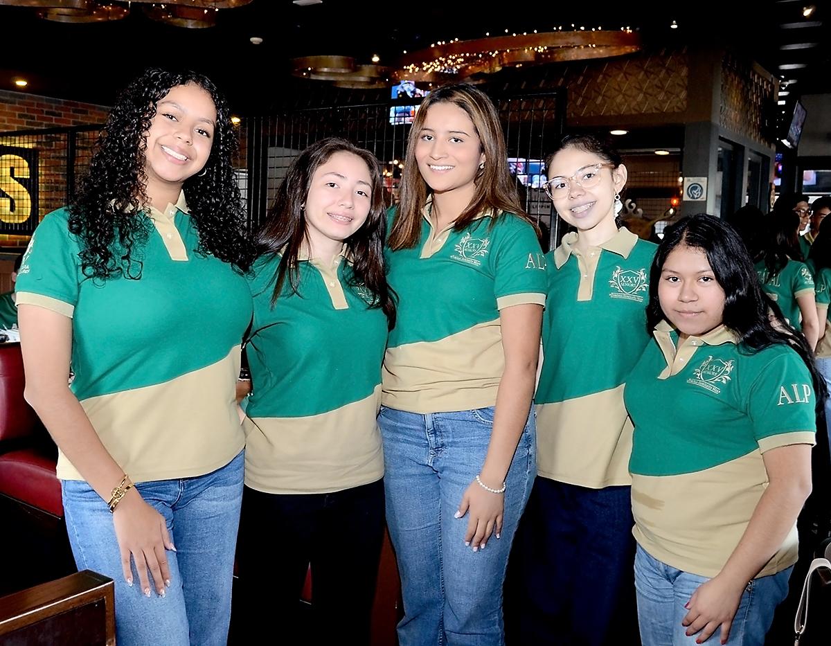 Dulcemilagro Baca, Juliette Matamoros, Andrea Elvir, Mía Girón y Hanna Lagos.