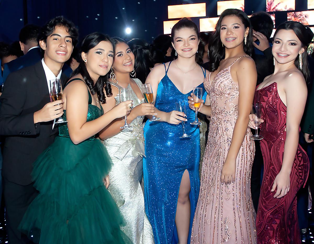 La prom de los seniors 2024 de Happy Days &amp; Freedom School fue una noche inolvidable. Los estudiantes, radiantes y llenos de emoción, celebraron el final de una etapa significativa con música, risas y bailes. El evento estuvo lleno de recuerdos compartidos y la promesa de un brillante futuro por delante.