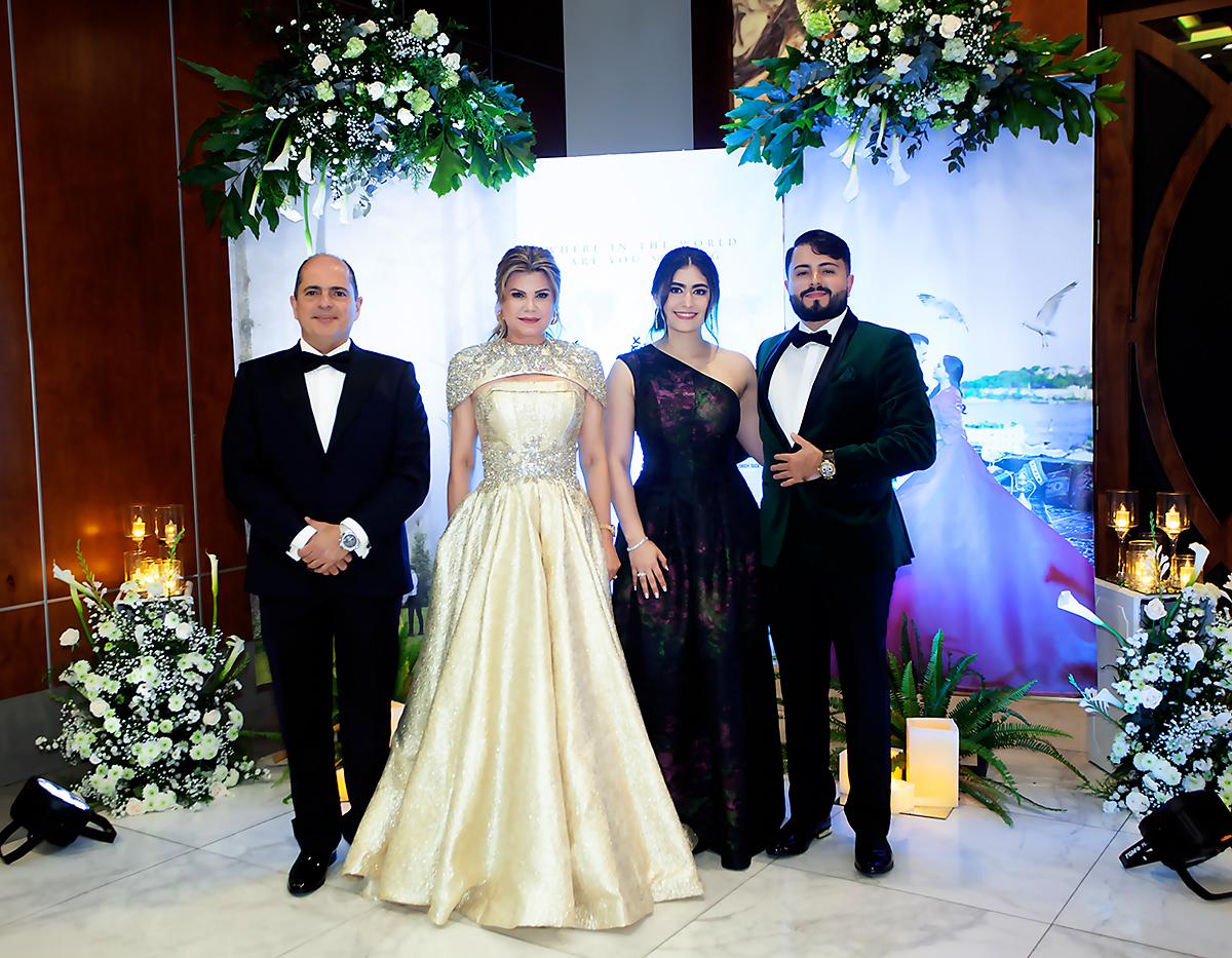 Richard y Doris de Carrillo con Saraya Alsaffar y Michael Carrillo.