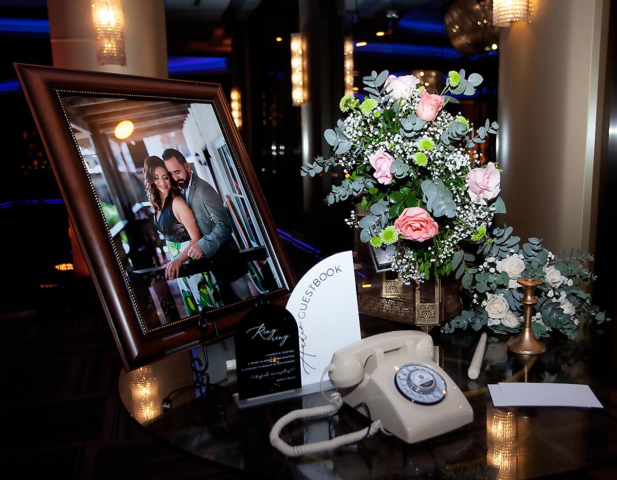 En la entrada se ubicó el baúl de los obsequios adornado con una retrato de los novios y un teléfono de disco.