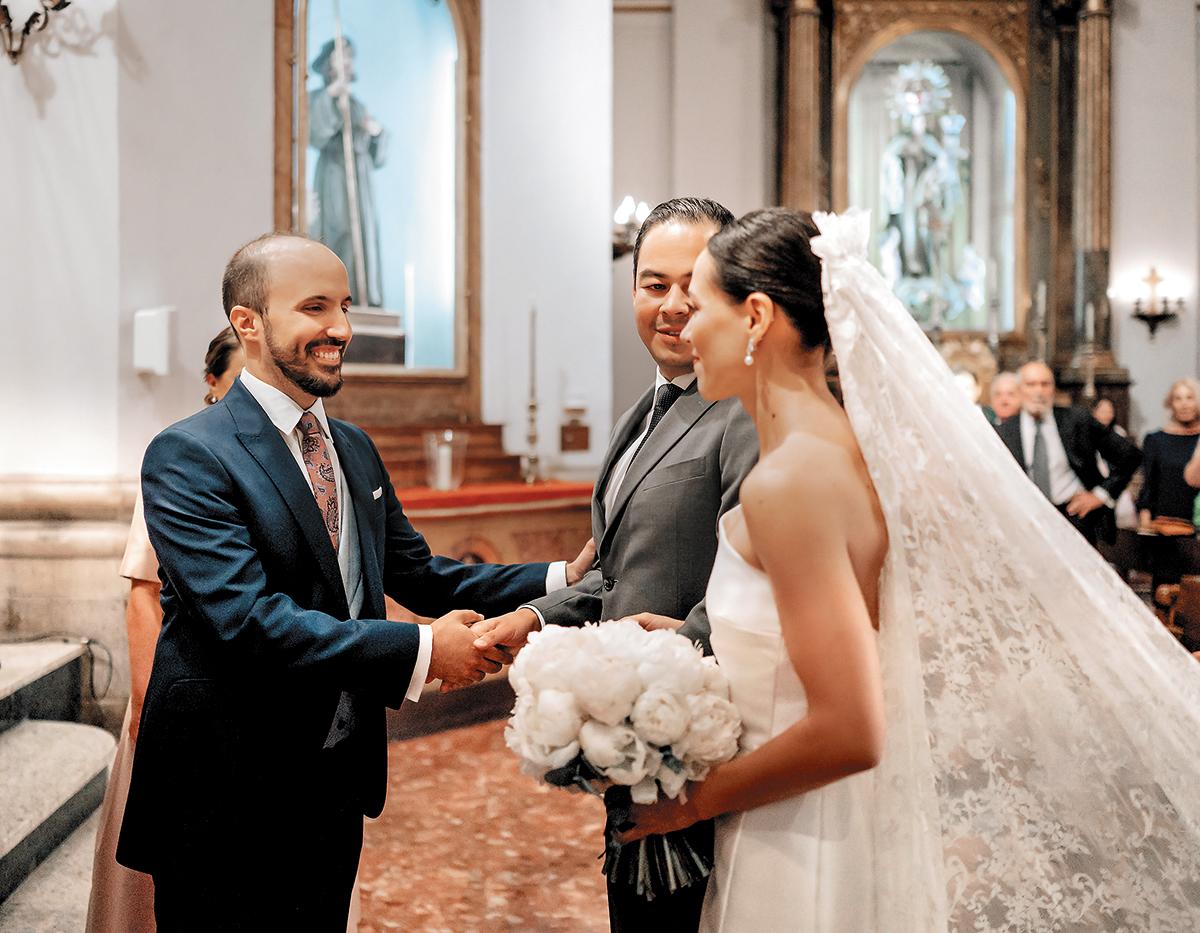 Javier Tavera recibe a su prometida Hortensia García, quien es entregada por su hermano Iván García.