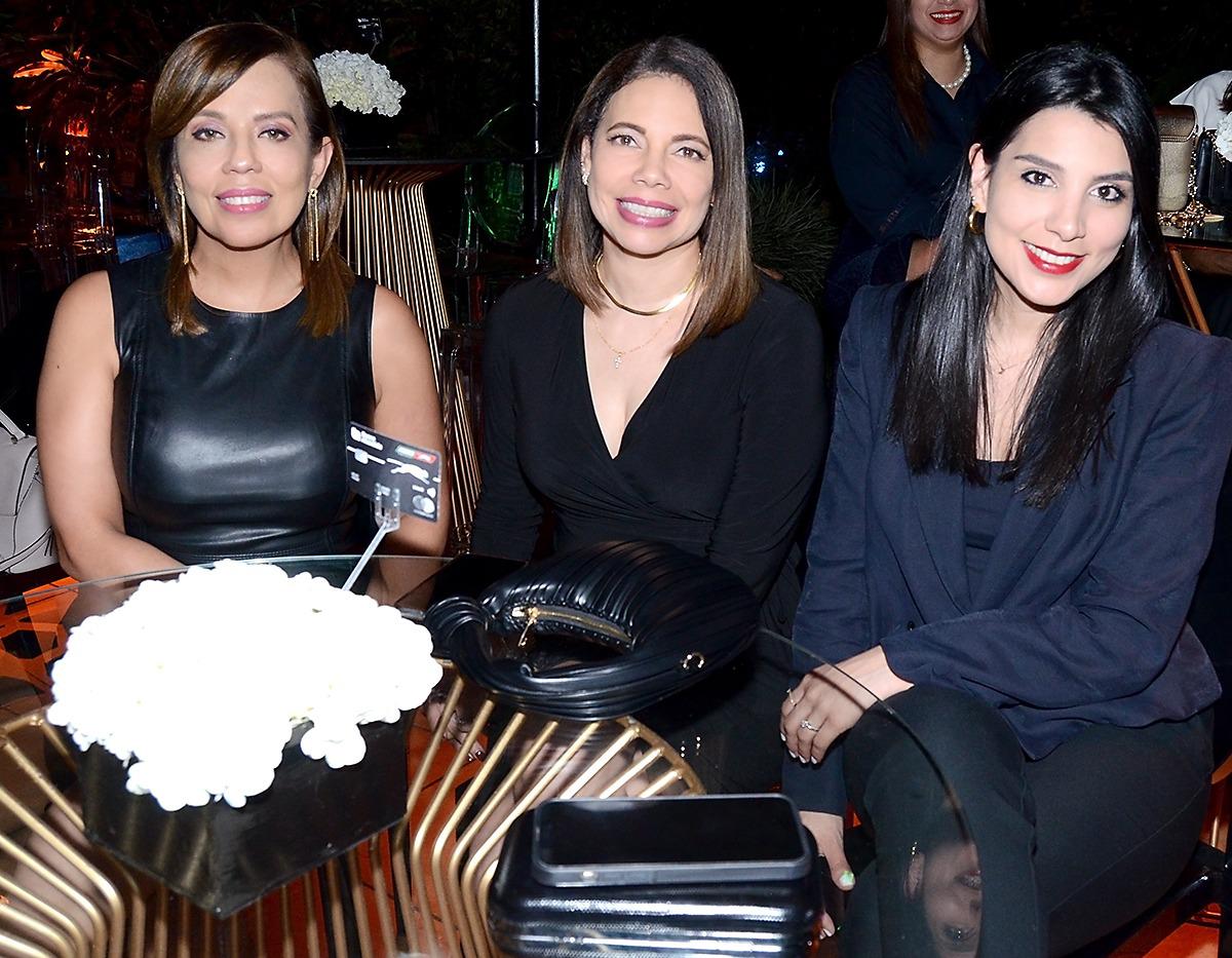 Eva González, Karen Armismo y Zulamyth Carcamo 