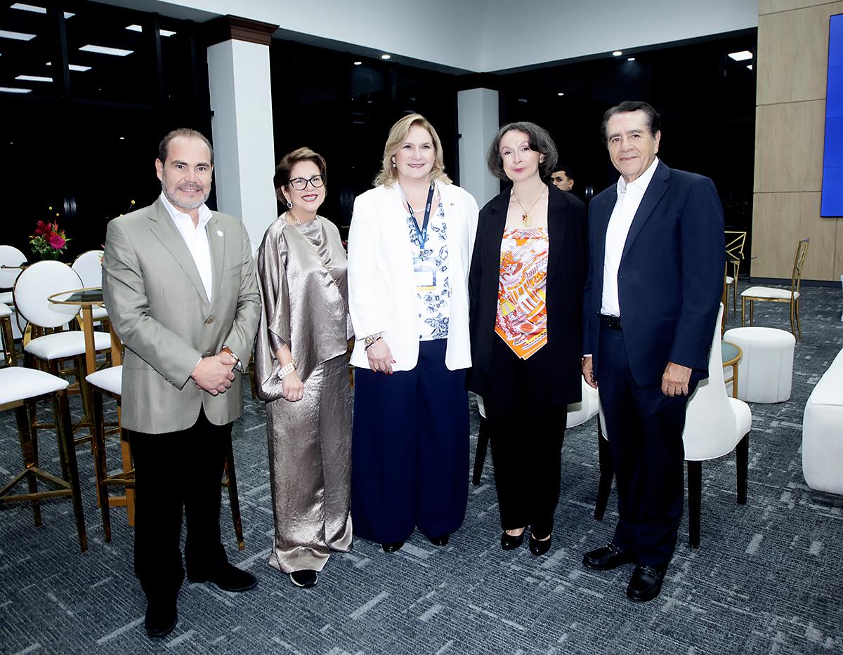 Una velada llena de hermandad cultural, entre sabores, música y aplausos, marcó el cierre del Congreso Latinoamericano de Derecho Financiero (COLADE) 2025. En la foto: Julio Fernández, María Lidia Solano, María del Rosario Selman, presidenta ejecutiva de Banpaís, con Aurora y Manuel Venancio Bueso.