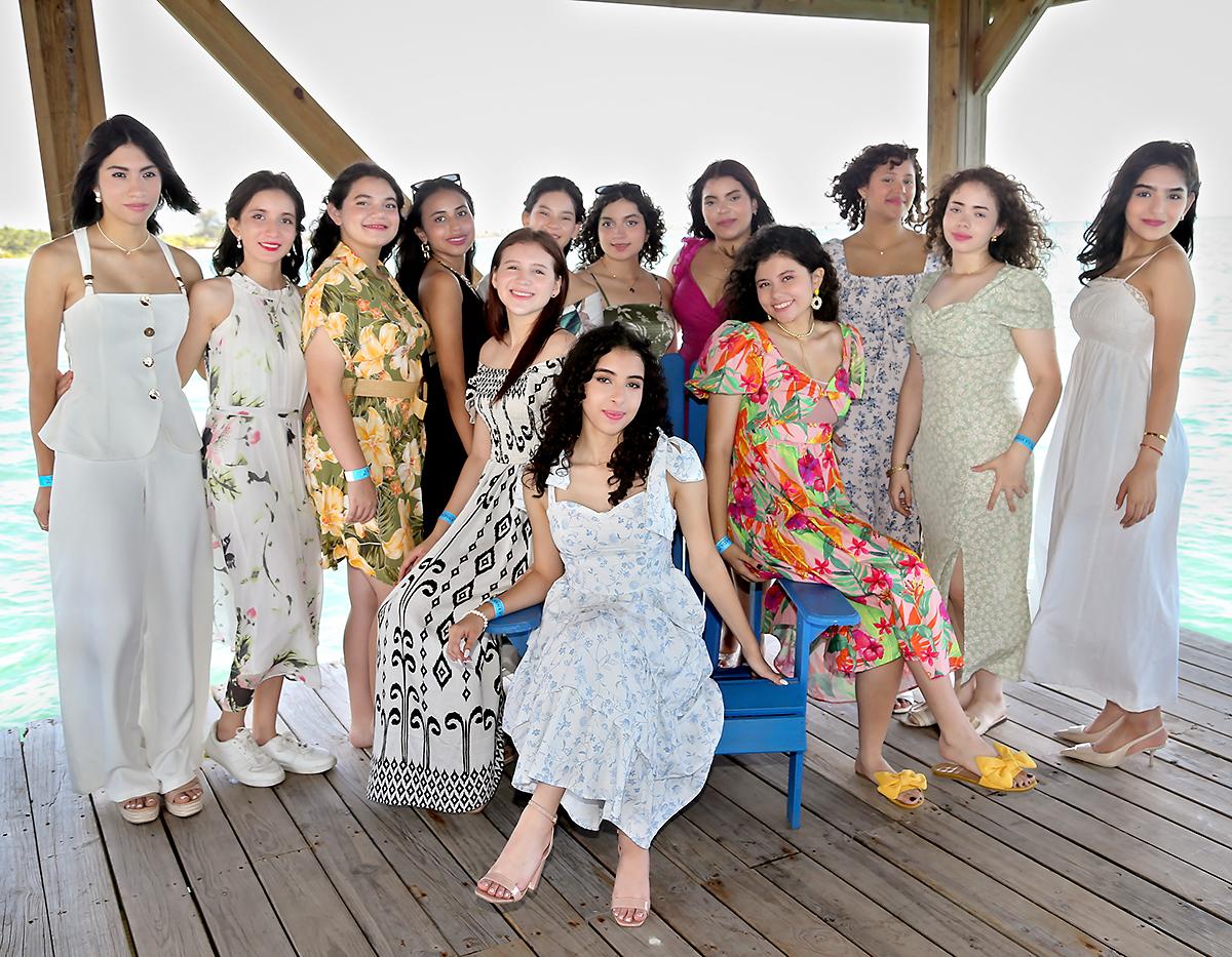 Los 29 alumnos de la generación 2025 de Destiny Christian Academy celebraron una emotiva mañana en la playa Los Pinos de La Ensenada Beach Resort, organizada por sus padres. El encuentro incluyó selfies, brunch, anécdotas y una sesión de fotos para el álbum del recuerdo, como muestra de gratitud a Dios por haber culminado con éxito su etapa escolar antes de recibir su título de bachilleres en Ciencias y Humanidades bilingües.