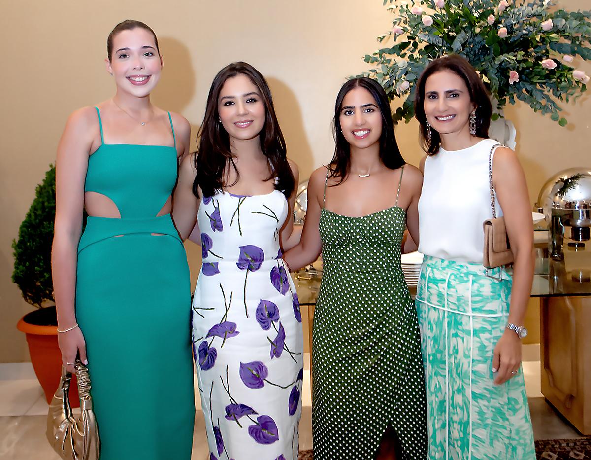 Giuliana Camiciottoli y Mariana Hawit con Gabriela y Nicole Canahuati.