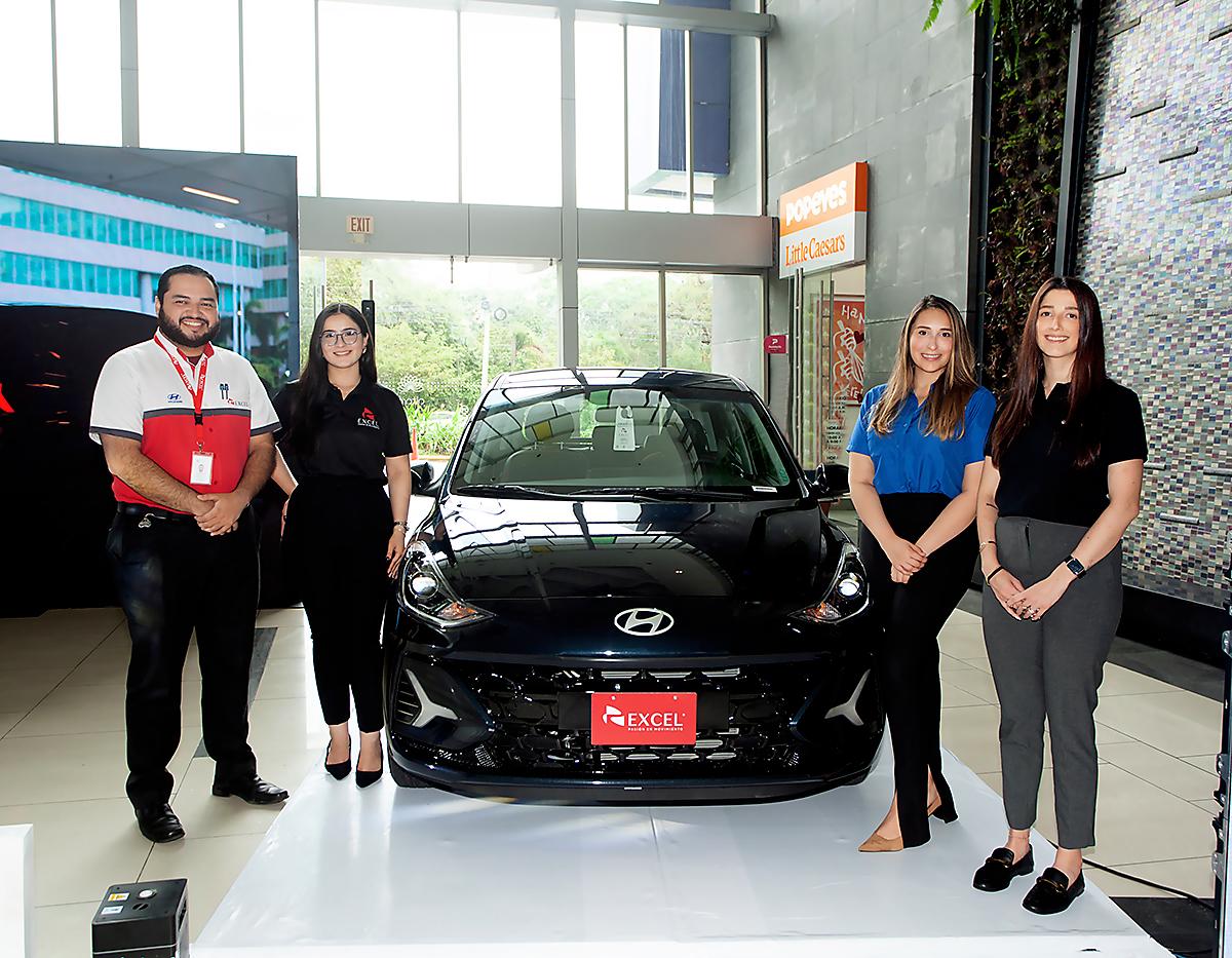 Nelson Velásquez, Andrea Rodríguez, Brenda Alvarado y Francesca García, durante la presentación del nuevo Hyundai Grand i10 Hatchback.