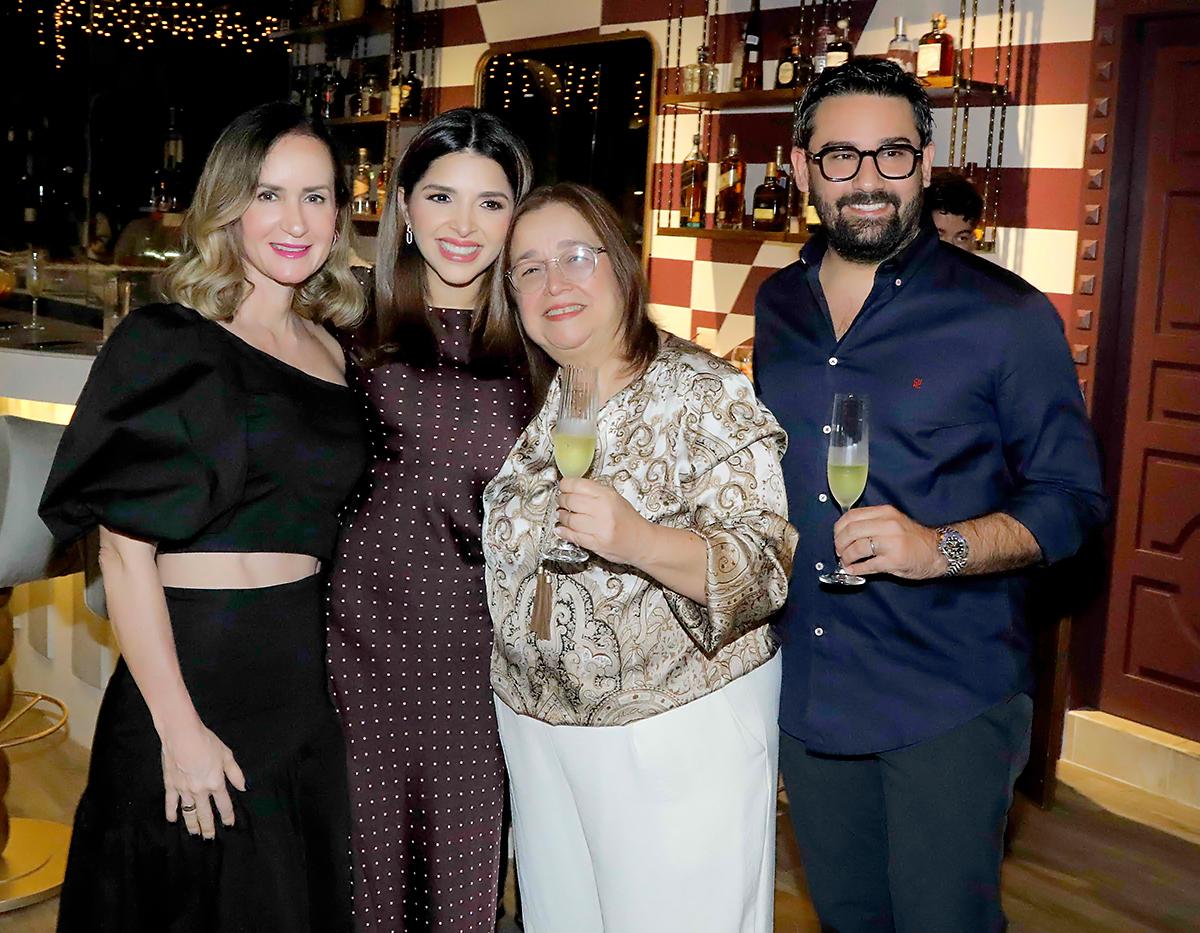 Brindis por la reapertura de Hasta La Pasta Italian Bistro