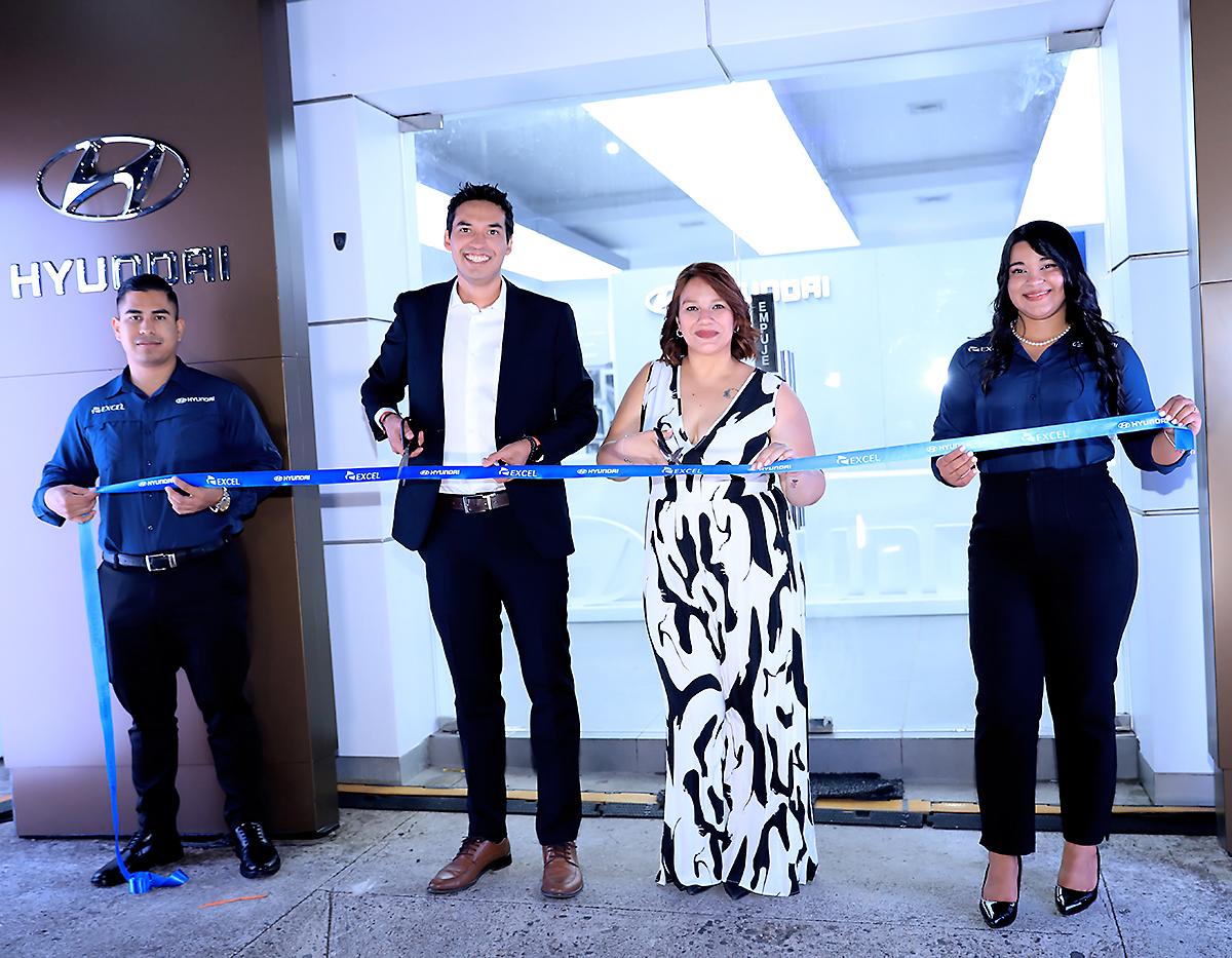 Con el compromiso de ofrecer a sus clientes una experiencia moderna, cómoda y alineada con los más altos estándares globales de la marca, Excel y Hyundai presentaron la renovación de su sucursal de ventas en Tegucigalpa. La remodelación fue dada a conocer durante un evento especial que contó con la presencia de medios de comunicación, clientes y ejecutivos de la marca. En la foto: Hugo Flores, Gerente de Mercadeo Excel y Karlina Gutiérrez, Gerente Regional de Ventas Excel.