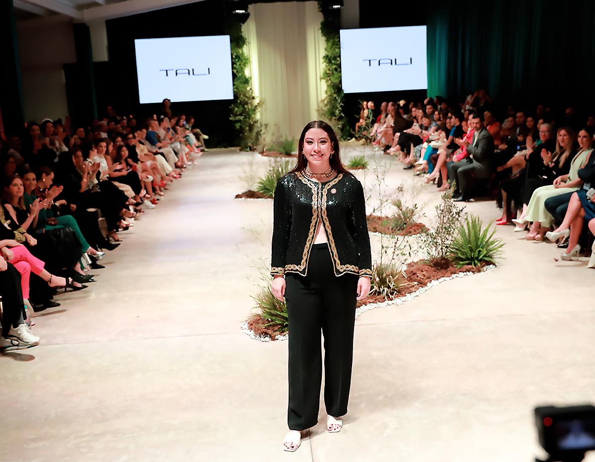 Clásico y atemporal, asi fue la mini colección debut, de Tali Espinoza a la que título Marie-Antoinette, “está inspirada en este ícono de la moda, pero con un giro moderno y con su sello personal. Seis looks: 14 prendas que incorporan el tweed, lino, organza, terciopelo, algodón y corduroy. Me inspiré en elementos como los corsés de la época, panniers y detalles inspirados en su famosa frase “Let them eat cake”.