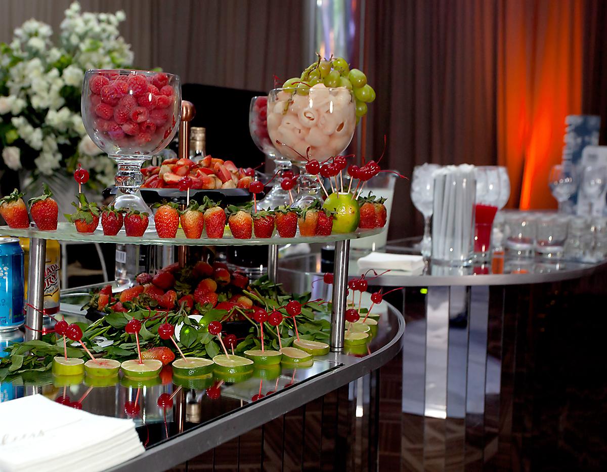 Estación de aperitivos con frutas.
