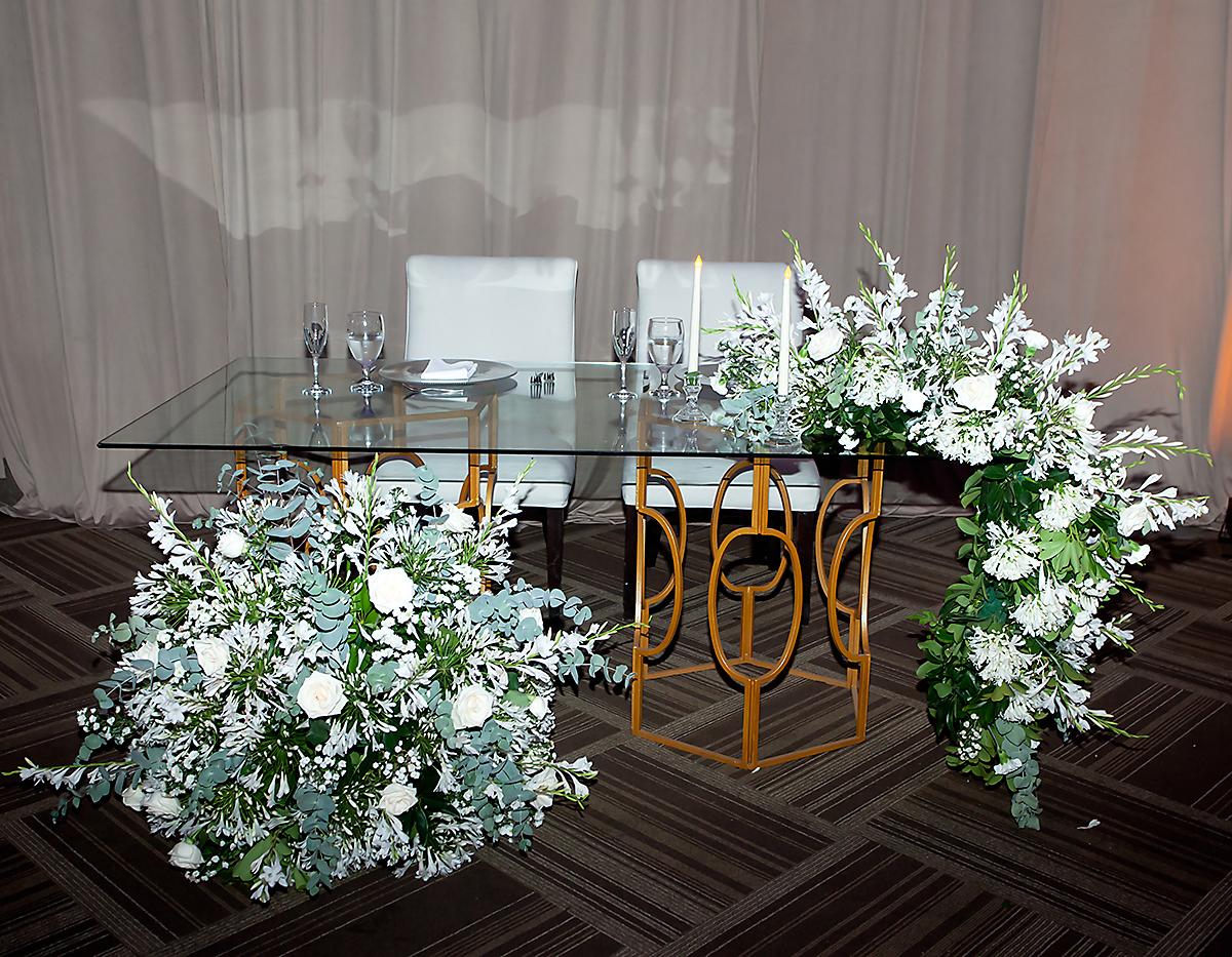 La mesa principal de los novios estaba adornada con masivos arreglos con rosas, ramas de eucalipto, estrellas de Belén y Baby breath.