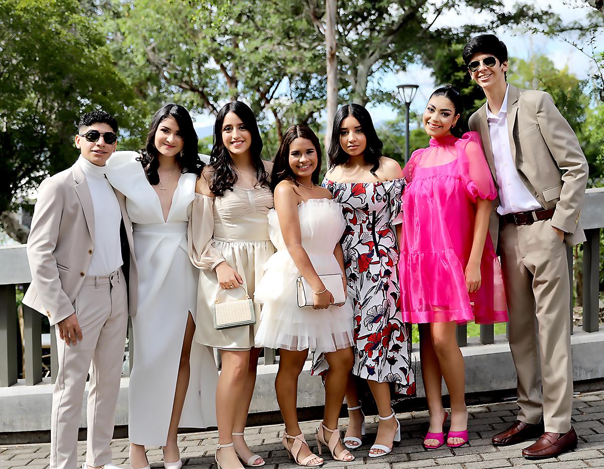 Arles Bustillo ,Camila Soto , Angy Pacheco , Angelica Garcia , Stefania Morazan, Krista Lorenzana y Luis Maradiaga