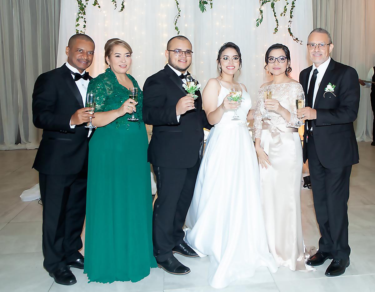 Felipe y Perla de Jones, Robert Jones, Patricia Pavón, Rina y Aldo Pavón durante el brindis.