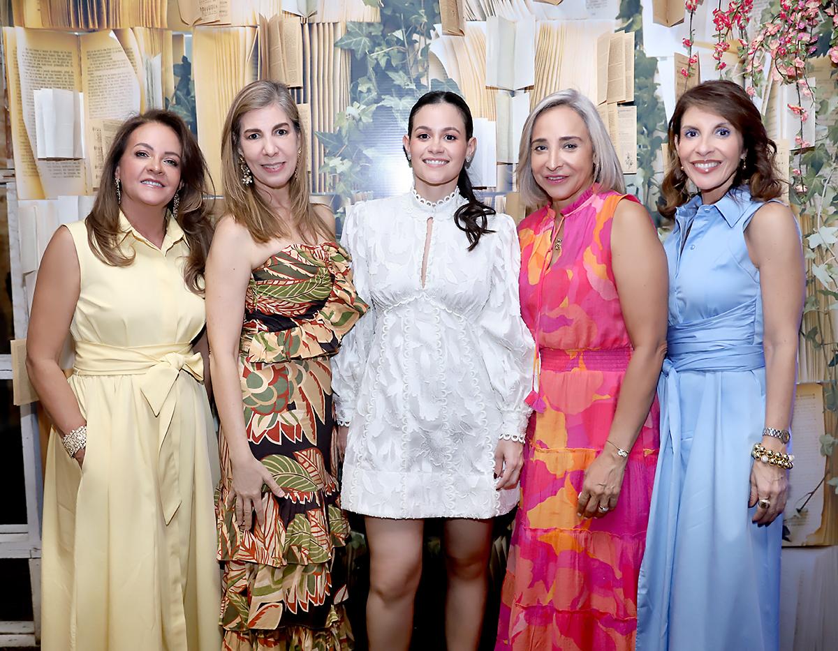 Mandy Rivera, Marisi Errazuriz, Allison Rivera, Diana Valladares y Maribel Rosa.