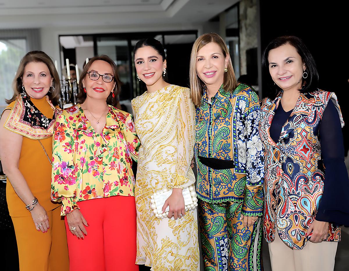 Gilda Alonzo, Rina Antunez , Tiara Facussé , Sonia Morales y Lourdes Bueso