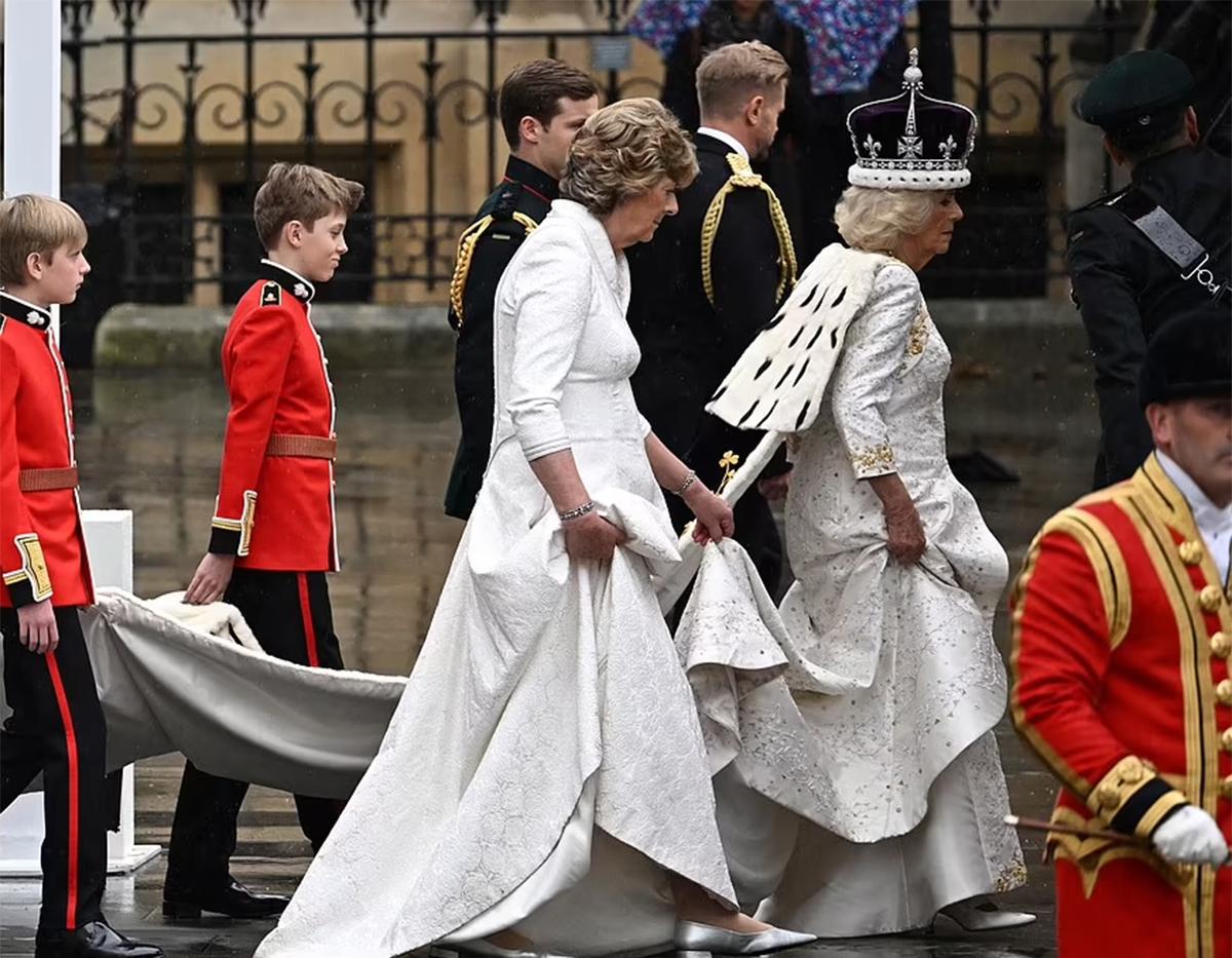 La túnica que ha lucido a la salida del servicio de la coronación, bordada a mano con la técnica Goldwork por la Royal School of Needlework<b>.</b> Los motivos están inspirados en la naturaleza y el medio ambiente, haciendo referencia a las pasiones de rey
