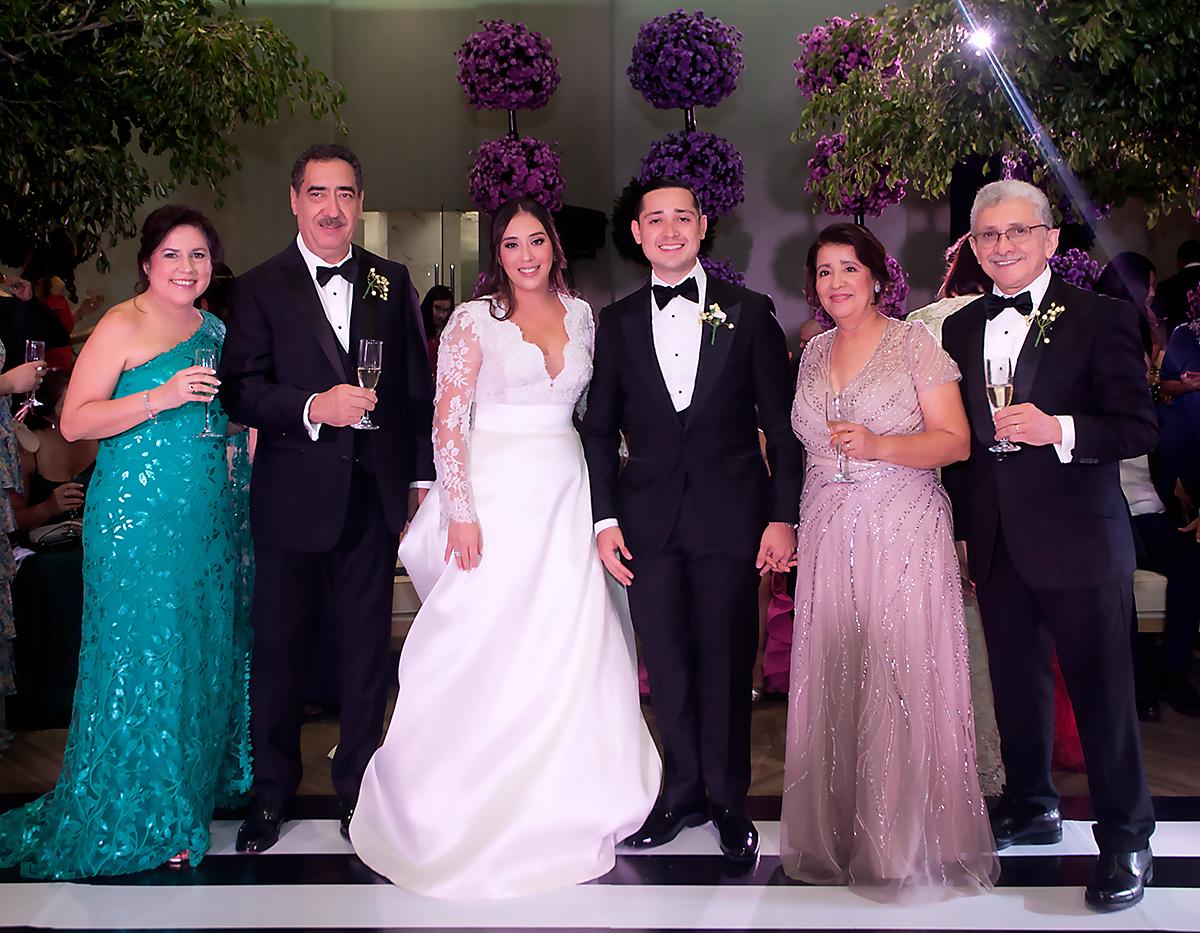 Ana Clemencia Bueso, Juan Ferez, los recién casados Guiselle Ferez y Renán Núñez con Renán Núñez y Velia Ocampo.