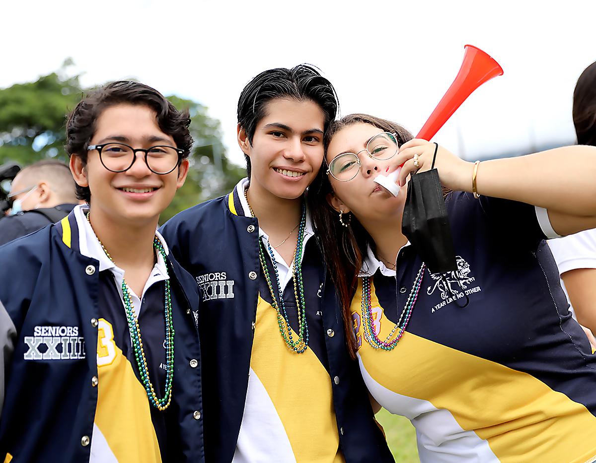 Carlos y Alejandro Peralta con Carolina Chang