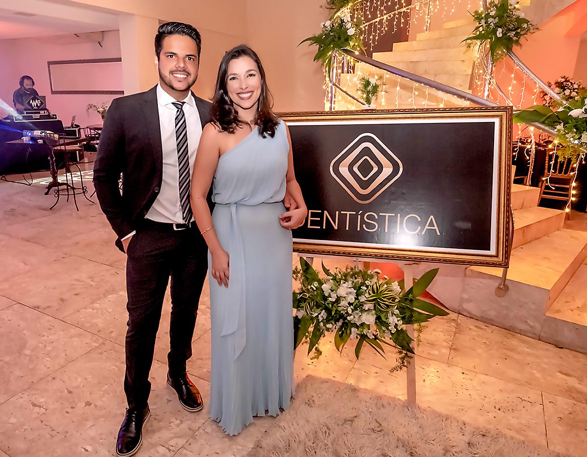 El Dr. David Linares recibe su titulación de postgrado en Dentística