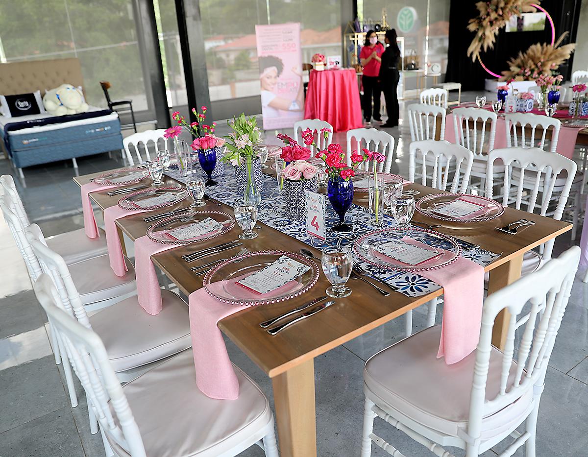 Mesas rectangulares en tono nude con finos caminos al centro y detalles en rosa combinaron perfecto con las sillas Tiffany.
