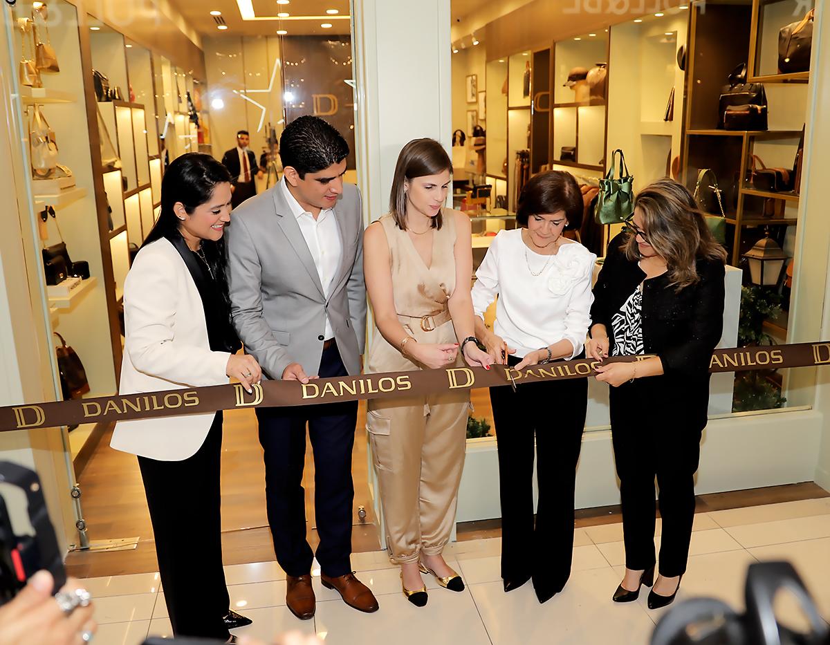 Johanna Martínez, Esteban Martínez, Pamela Cruz, Magda J. de Martínez y Raquel Martínez.