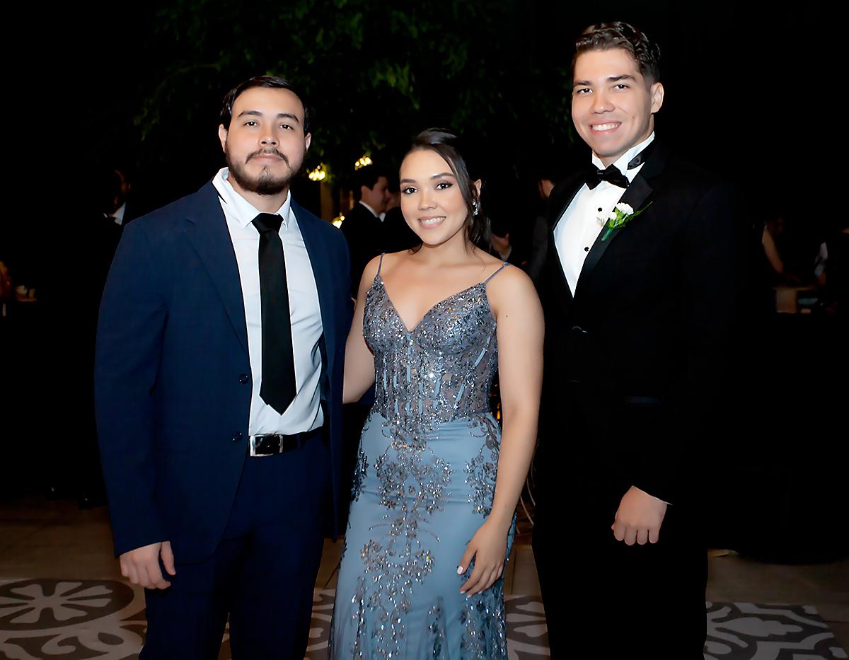 Hollman Sandoval con Kimberly y John Dox.