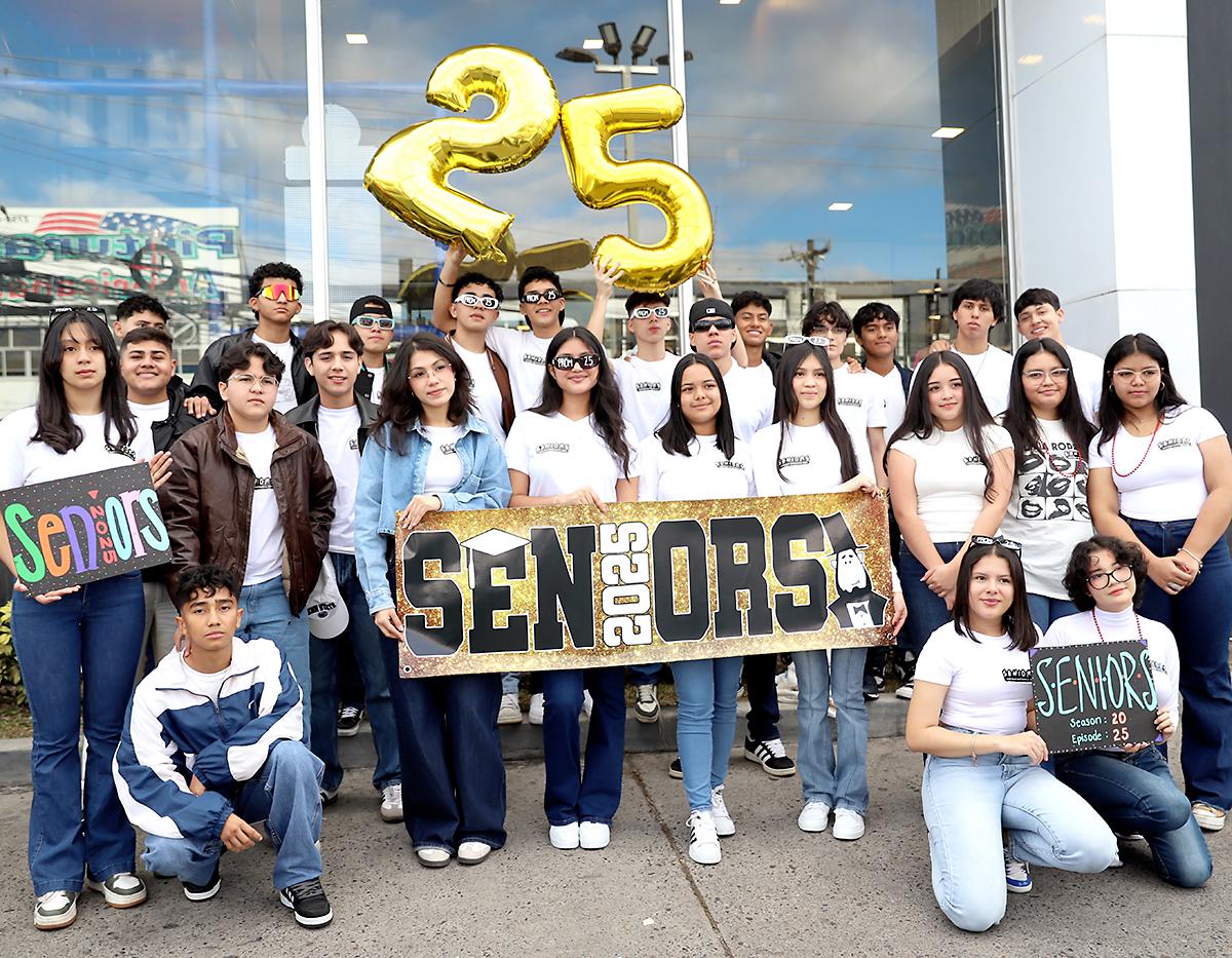 Con entusiasmo, los seniors 2025 de Lincoln School comenzaron su último primer día de clases con un desayuno especial, compartiendo risas y buenos deseos antes de embarcarse en una caravana inolvidable. A bordo de automóviles decorados con globos y mensajes festivos, recorrieron las calles de Tegucigalpa rumbo a su escuela, donde fueron recibidos con aplausos por maestros y compañeros. Su entrada triunfal marcó el inicio de una etapa llena de recuerdos, celebraciones y la emoción de estar cada vez más cerca de su graduación. 