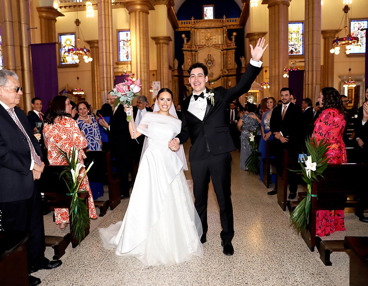 Los novios al momento de salir de la iglesia 