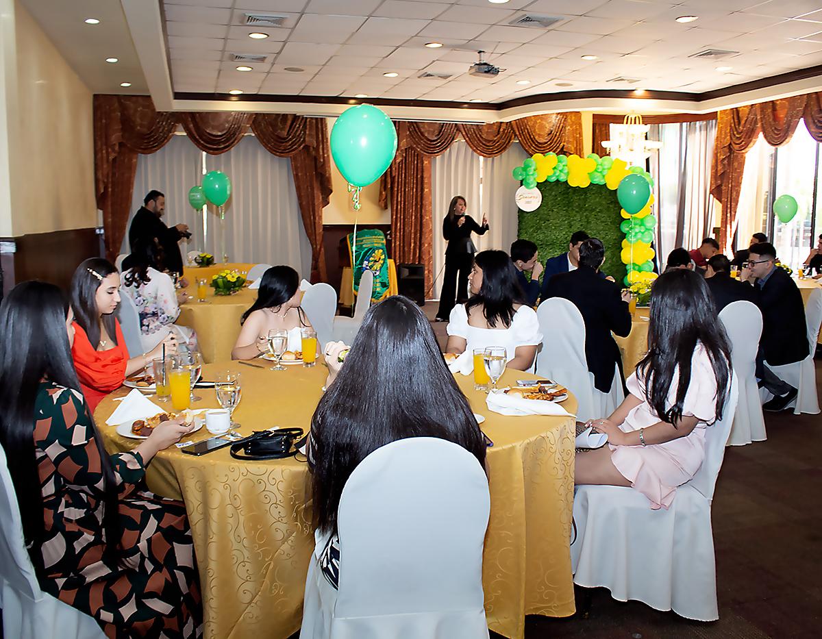 Los senior de la Escuela Pablo Menzel disfrutaron de una alegre mañana entre un exquisito buffet y las anécdotas de infancia.