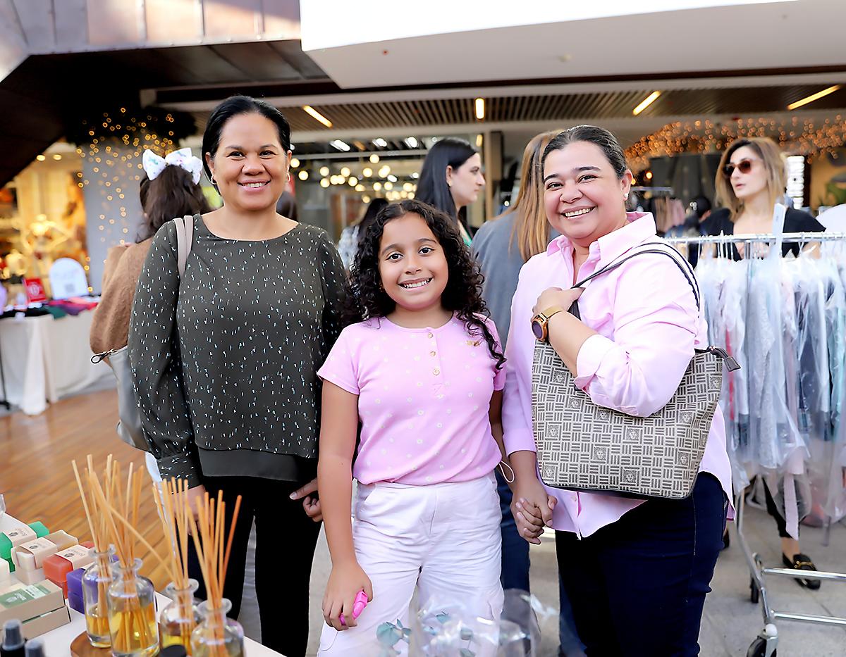 Sagrario Rosales, Camila Belén y Fabiola Castro. 