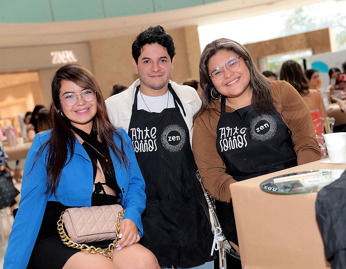 Julissa Andino, Fernando Dominguez y Emily Corrales.