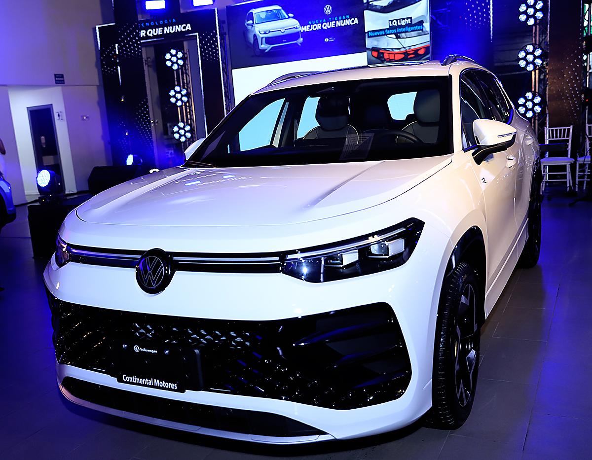 La Tiguan 2025 llega a Honduras equipada con lo último en innovación: luces de orientación con proyección de logotipo, frenos de disco traseros, tracción delantera, consola central rediseñada y sistema Easy Open &amp; Close. alarma antirrobo con protección antirremolque y una suite de asistentes de conducción que posicionan este modelo como uno de los más completos en su categoría.