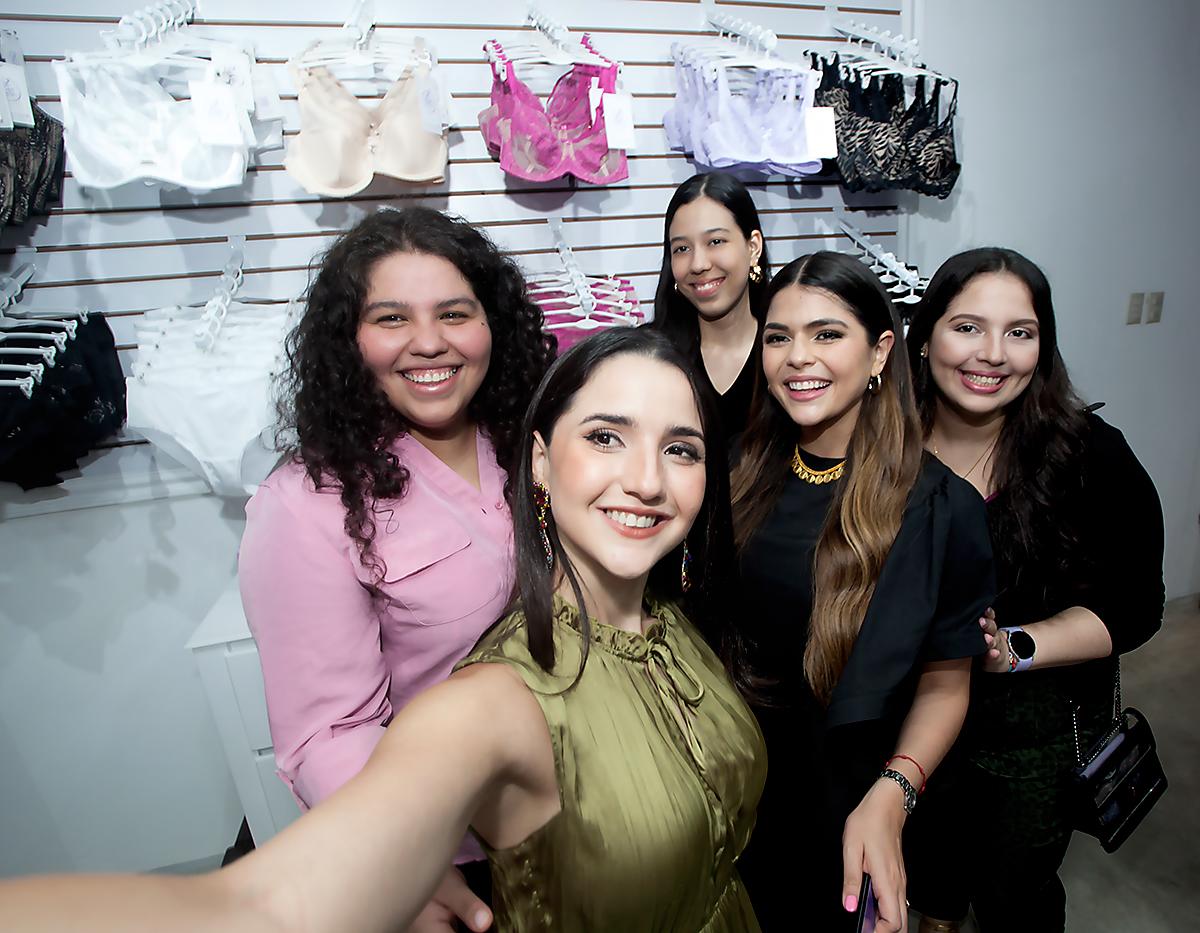 Julissa y Ana Raquel Maradiaga con invitadas al cóctel.