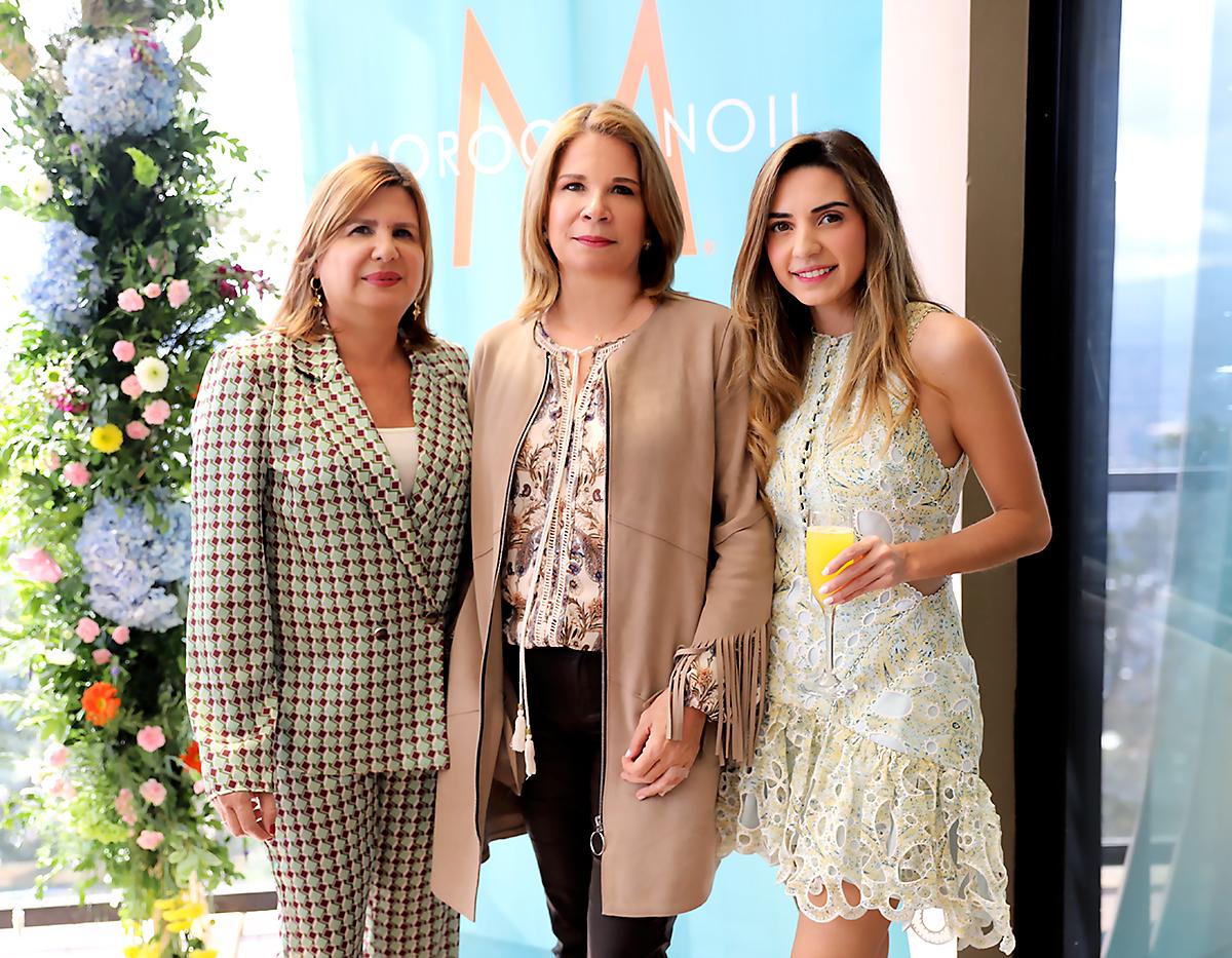 Elzette y Patty Casanova junto a Veronic Villeda
