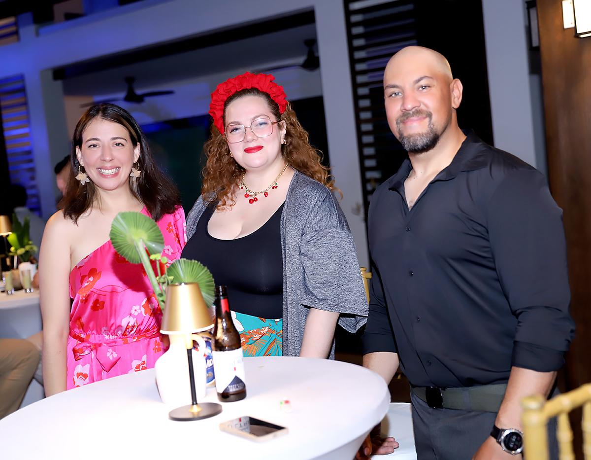 Melissa Sequeiros, Isabella Arévalo y Karim Godoy.