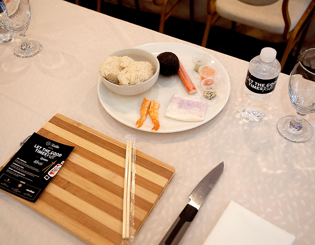 Cada silla tenía su tabla, el menú a preparar y los ingredientes a utilizar para preparar los rolls de sushi.