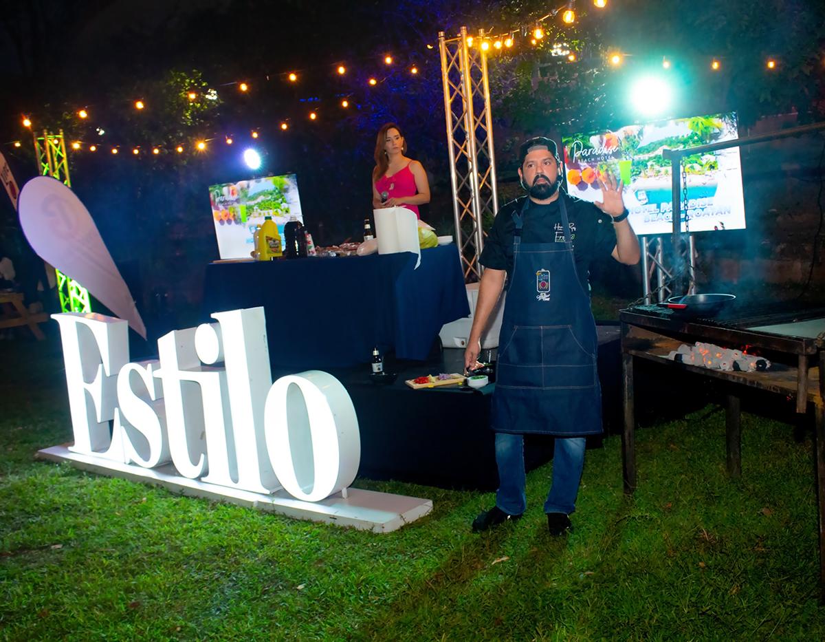 El chef Horacio Ruíz, dando indicaciones a los parrilleros.