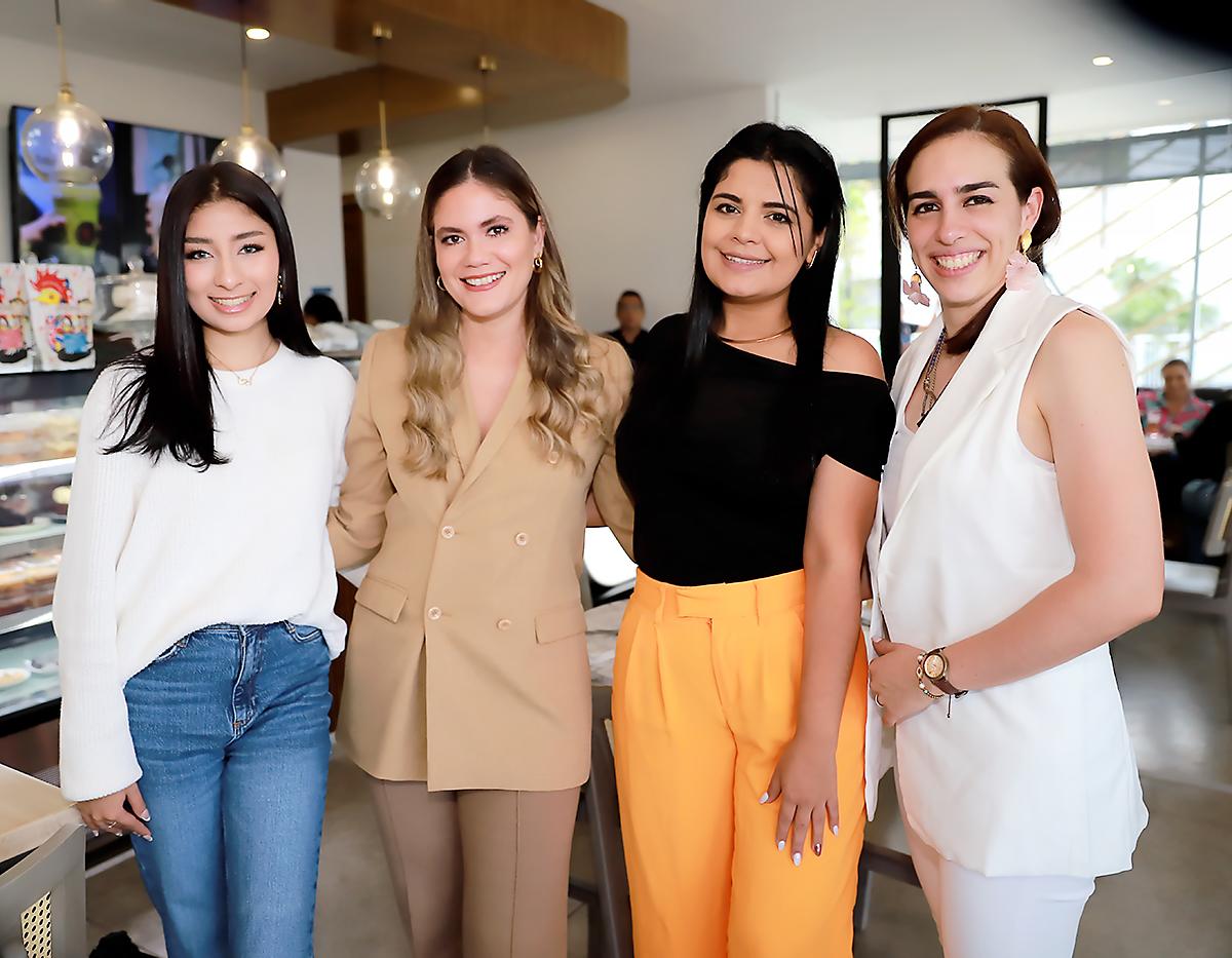 Danielle Venegas, Marisa Chávez, Patty Argueta y María Fernanda Rodríguez. 