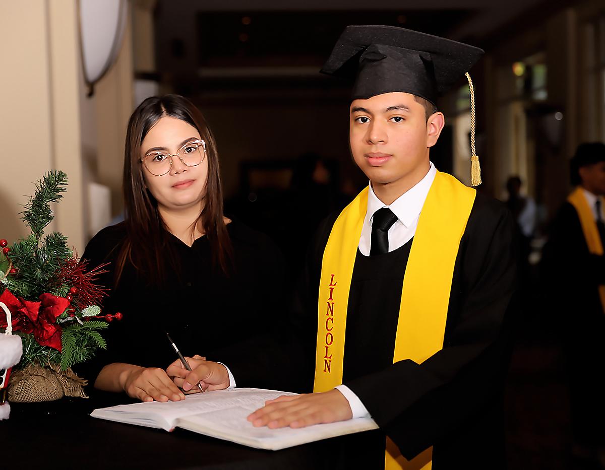 Firma de acta de los Senior 2023 de la Lincoln School