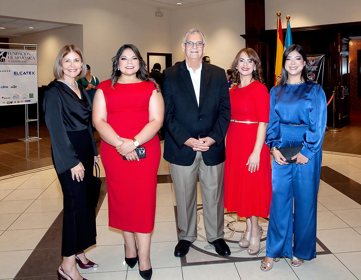 Carla Kivett, Maricela Mendoza, Juan Bedeck, María Teresa Santos yCristina Mejía.