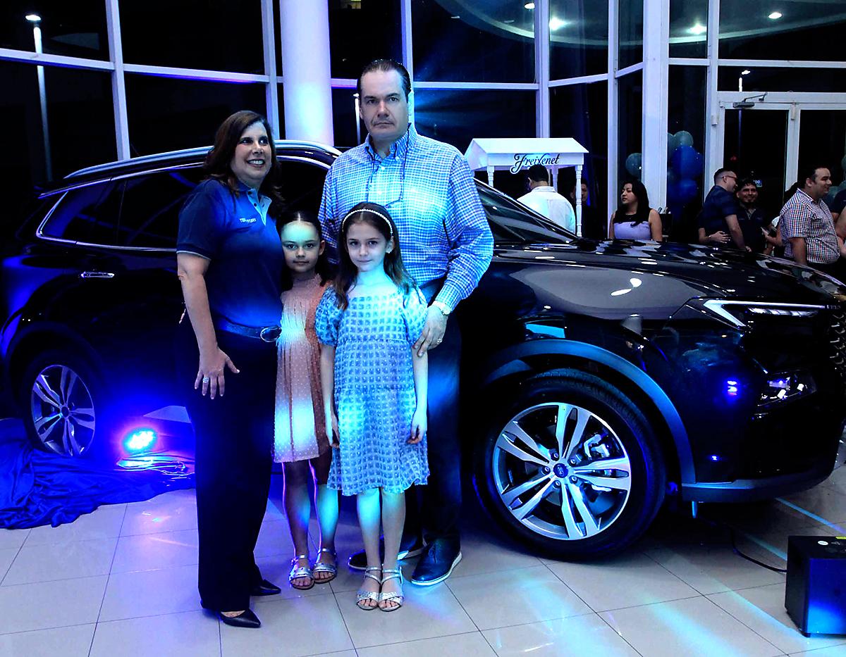 Maria Alexandra Canahuati con Juan Vogelsang y sus hijasAlexandra y Mariana.