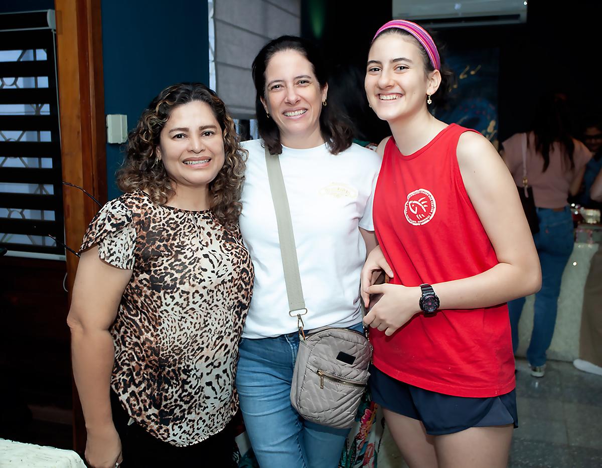Amalia Alachán con Carol y Bianca Larach.
