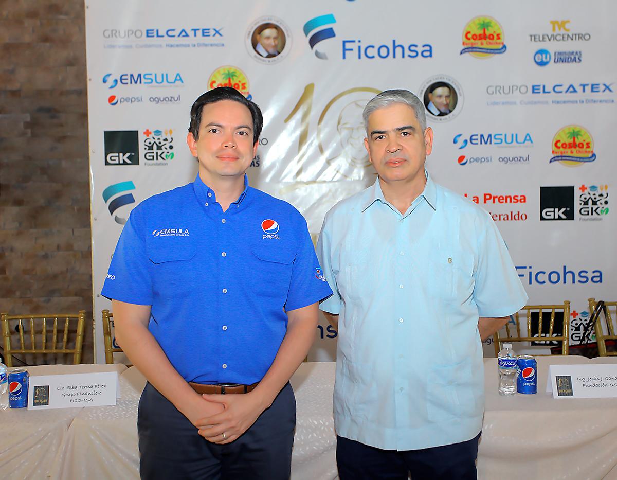 César Iván Aguilar y el padre Fausto, quien durante el evento enfatizó, “andamos en busca de personas que son un pan de Dios, que hacen eco a este llamado de Dios, que desde su realidad de vida se vuelven empáticos con los pobres y les aflora el deseo de ser solidarios y bondadosos sabiendo que la recompensa viene de Dios”