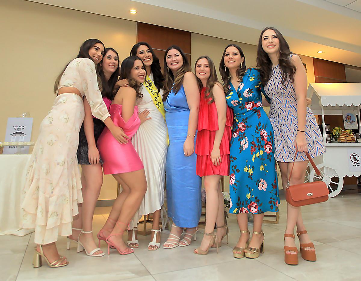Isabella Ramírez, Nicole Handal, Nicole Aguilar, Anna Valenzuela, María Fernanda Medina, Larissa Reyes, Alexa Girón y Adriana Canahuati.